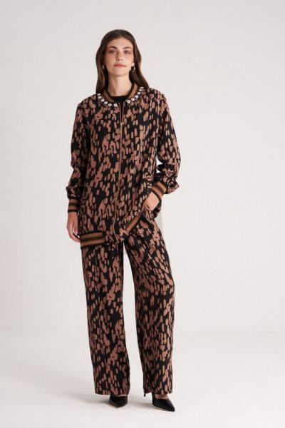 Yaka Detaylı Takım Kahverengi